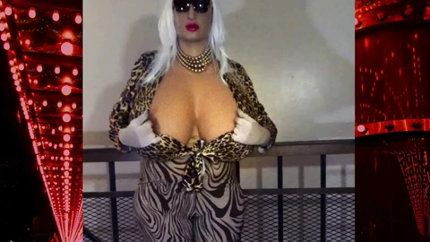 Accomplice shemale procace con un corpo formoso e movimenti sexy