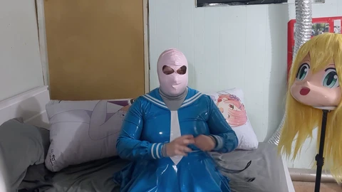 La jeune fille en kigurumi, Gracidea, se donne à fond dans le jeu de respiration avec des objets gonflables.