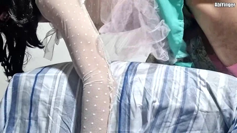 Sissy Abi Yinger hat eine harte Zeit mit einem Kissen