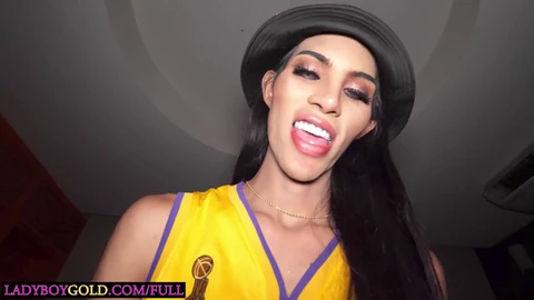 Shemale Polla usa il suo cazzo mostruoso per dare a un cliente un massaggio anale selvaggio