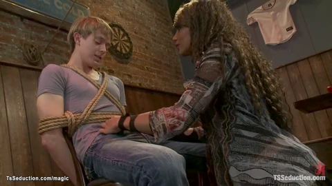 Shemale scopa ragazzo, gang-fuck